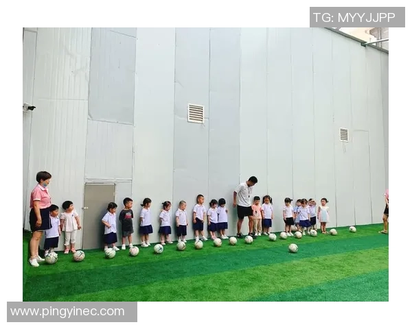 足球明星背包视频揭秘生活点滴与训练背后的故事